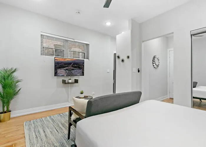 Chic & Updated In East Lakeview - Barry S1 Chicago