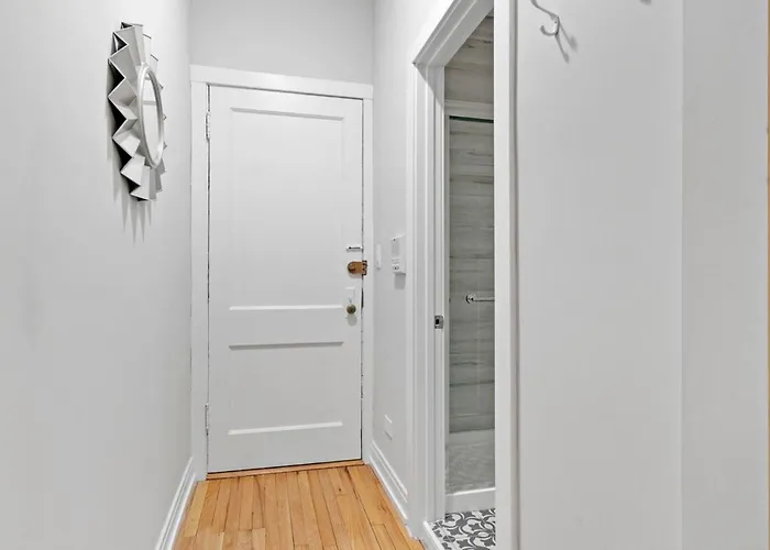 Apartment Chic & Updated In East Lakeview - Barry S1 Chicago