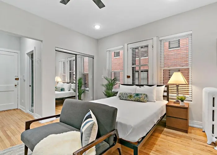 Apartment Chic & Updated In East Lakeview - Barry S1 *