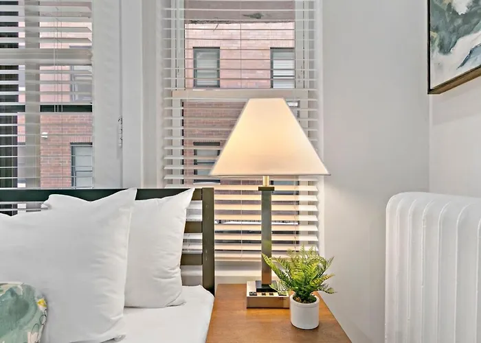 Chic & Updated In East Lakeview - Barry S1