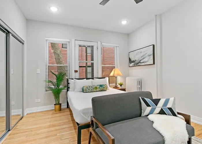 Chic & Updated In East Lakeview - Barry S1 Apartment Chicago