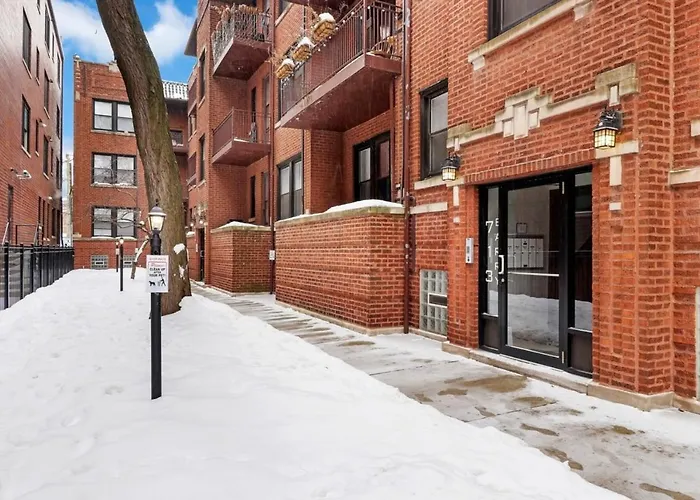 Chic & Updated In East Lakeview - Barry S1 Apartment *