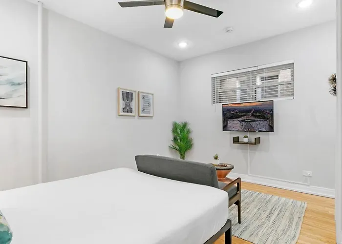 Chic & Updated In East Lakeview - Barry S1 Chicago