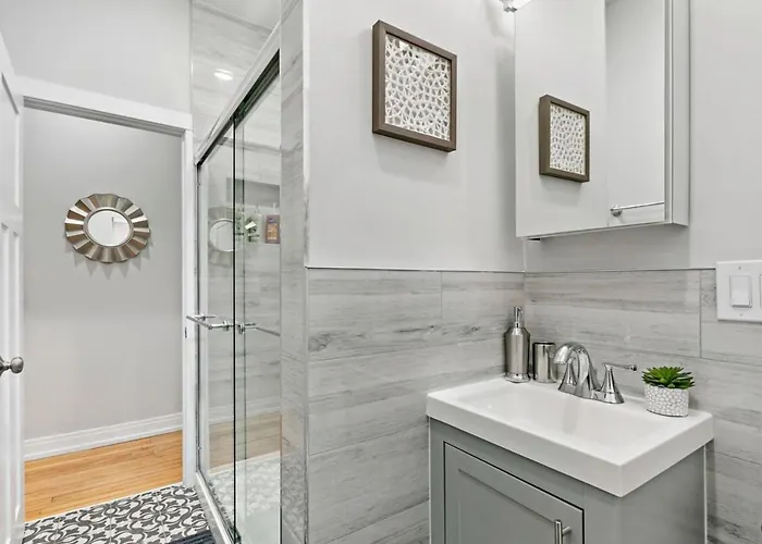 Chic & Updated In East Lakeview - Barry S1
